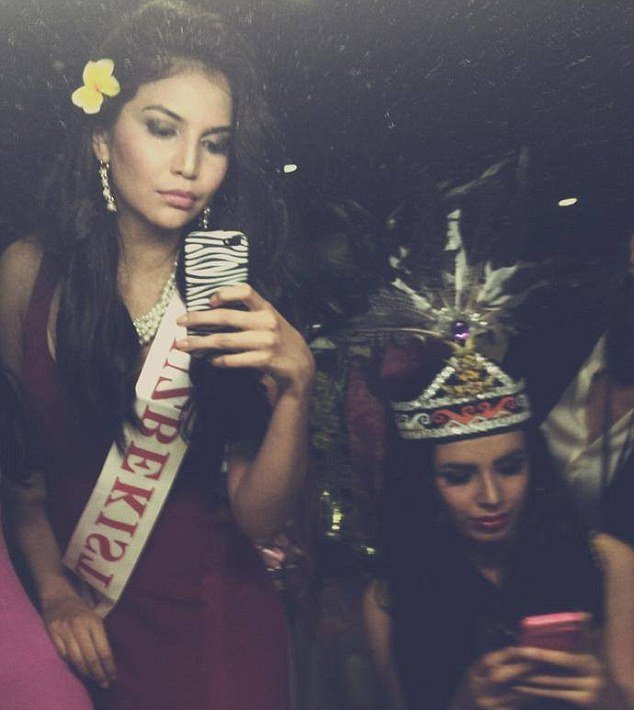 Διεκδικεί τον τίτλο της Miss World αλλά κανείς δε γνωρίζει από που εμφανίστηκε-Δηλώνει «Μις Ουζμπεκιστάν» αλλά η χώρα της αγνοεί τον τίτλο [βίντεο +εικόνες] | iefimerida.gr 1