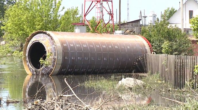 Πύραυλος ξεβράστηκε σε είσοδο σπιτιού σε χωριό της Ρωσίας [εικόνα] | iefimerida.gr 0