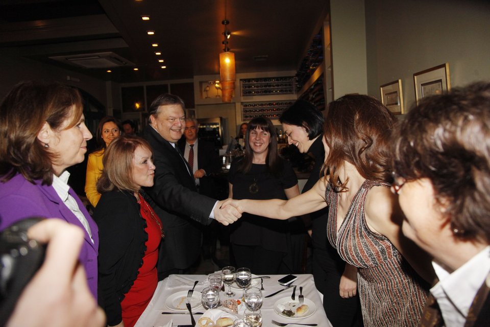 Ενα μπουκέτο γυναίκες για τον Ευάγγελο Βενιζέλο - Τι φόρεσαν στο γεύμα τους με τον πρόεδρο του ΠΑΣΟΚ [εικόνες] | iefimerida.gr 2