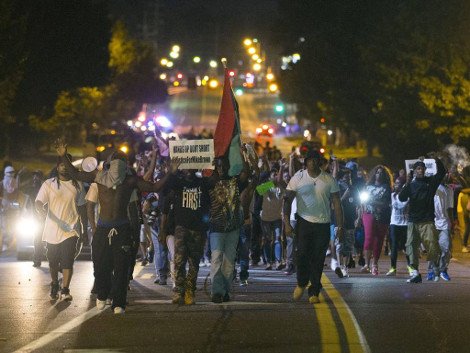 Οργή λαού στο Φέργκιουσον: Συγκρούσεις διαδηλωτών με αστυνομικούς -Χαροπαλεύει άνδρας που πυροβολήθηκε κατά τη διάρκεια των επεισοδίων [εικόνες & βίντεο] | iefimerida.gr 3