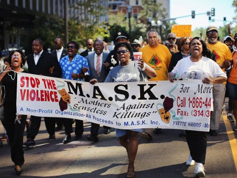 Οργή λαού στο Φέργκιουσον: Συγκρούσεις διαδηλωτών με αστυνομικούς -Χαροπαλεύει άνδρας που πυροβολήθηκε κατά τη διάρκεια των επεισοδίων [εικόνες & βίντεο] | iefimerida.gr 4