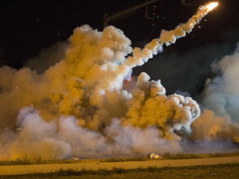 Οργή λαού στο Φέργκιουσον: Συγκρούσεις διαδηλωτών με αστυνομικούς -Χαροπαλεύει άνδρας που πυροβολήθηκε κατά τη διάρκεια των επεισοδίων [εικόνες & βίντεο] | iefimerida.gr 5