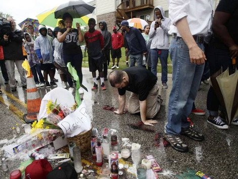 Οργή λαού στο Φέργκιουσον: Συγκρούσεις διαδηλωτών με αστυνομικούς -Χαροπαλεύει άνδρας που πυροβολήθηκε κατά τη διάρκεια των επεισοδίων [εικόνες & βίντεο] | iefimerida.gr 11