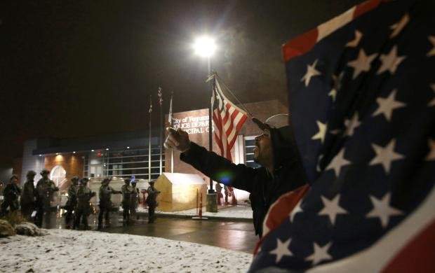 Οργή σε Λονδίνο και Μιλάνο για το Φέργκιουσον: Φωτοβολίδες έξω από το αμερικανικό προξενείο [βίντεο & εικόνες] | iefimerida.gr 0