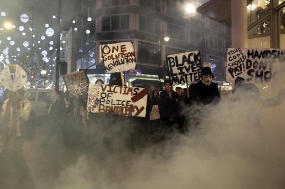 Οργή σε Λονδίνο και Μιλάνο για το Φέργκιουσον: Φωτοβολίδες έξω από το αμερικανικό προξενείο [βίντεο & εικόνες] | iefimerida.gr 5