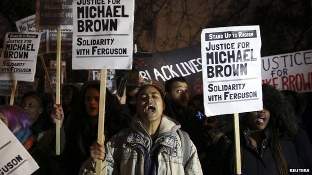 Οργή σε Λονδίνο και Μιλάνο για το Φέργκιουσον: Φωτοβολίδες έξω από το αμερικανικό προξενείο [βίντεο & εικόνες] | iefimerida.gr 7