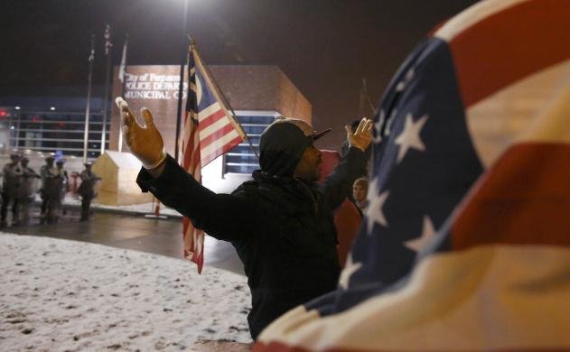 Οργή σε Λονδίνο και Μιλάνο για το Φέργκιουσον: Φωτοβολίδες έξω από το αμερικανικό προξενείο [βίντεο & εικόνες] | iefimerida.gr 2