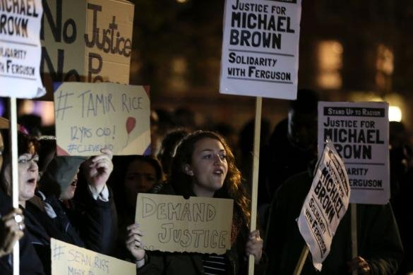 Οργή σε Λονδίνο και Μιλάνο για το Φέργκιουσον: Φωτοβολίδες έξω από το αμερικανικό προξενείο [βίντεο & εικόνες] | iefimerida.gr 3