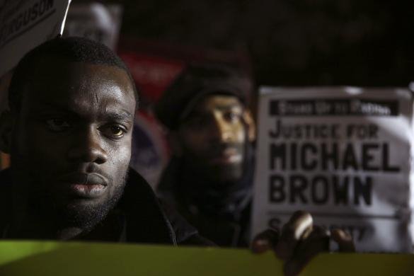 Οργή σε Λονδίνο και Μιλάνο για το Φέργκιουσον: Φωτοβολίδες έξω από το αμερικανικό προξενείο [βίντεο & εικόνες] | iefimerida.gr 4