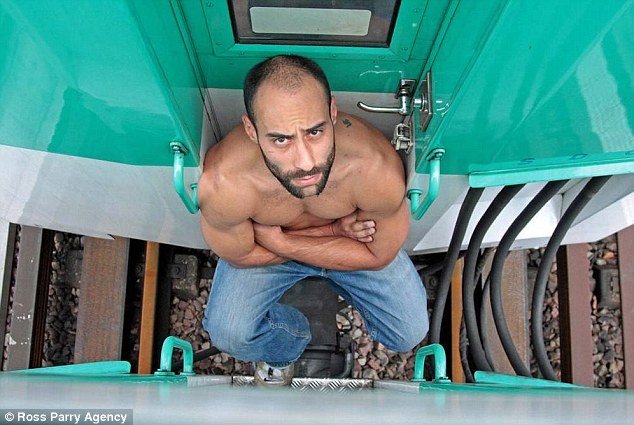 Το απόλυτο σάλτο μορτάλε -Γάλλος κασκαντέρ πηδάει πάνω σε εν κινήσει τρένο αψηφώντας τον κίνδυνο [βίντεο&εικόνες]  | iefimerida.gr 1