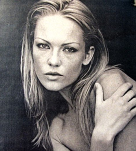 Το «μυστήριο της Σταχτοπούτας» -Η ιστορία της 20χρονης γαλανομάτας καλλονής που εξαφανίστηκε αφήνοντας πίσω της μόνο ένα παπούτσι [εικόνες] | iefimerida.gr 5