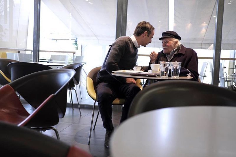 Aπρόσμενη συνάντηση Μητσοτάκη-Γλέζου καθ' οδόν προς την Κατερίνη [εικόνες] | iefimerida.gr 0