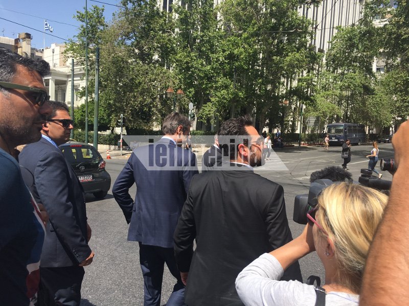 Τι είπαν οι πυροσβέστες στον Μητσοτάκη όταν τον είδαν έξω από τη Βουλή [εικόνες] | iefimerida.gr 1