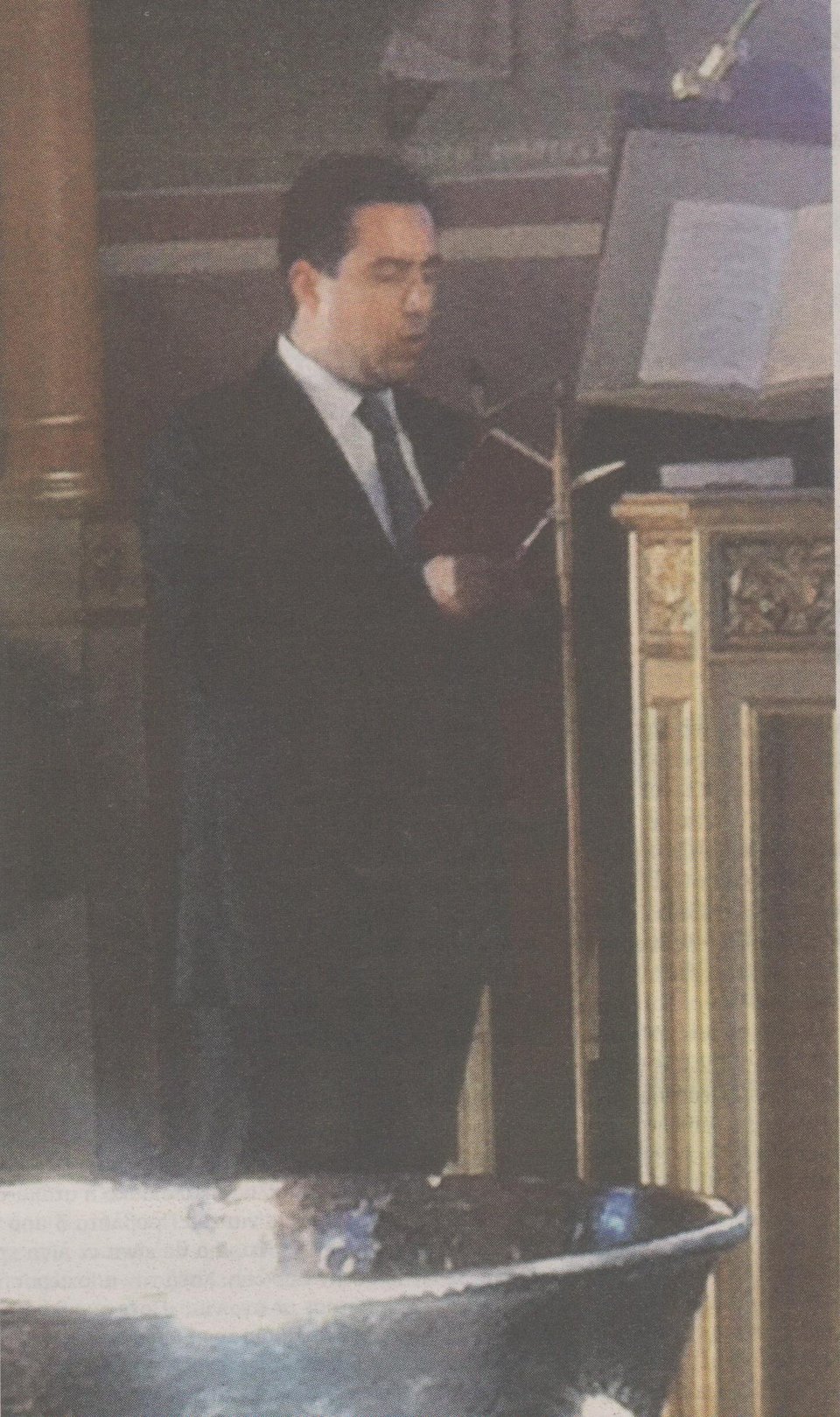 O...δεξιός ψάλτης Νότης Μηταράκης[Εικόνα] | iefimerida.gr 0