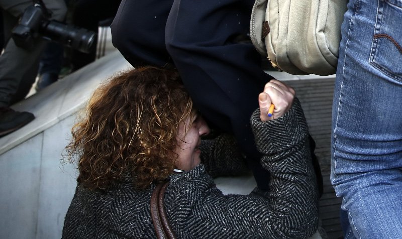 Ξέσπασε η μητέρα της Δώρας -«Φύλαγαν ποιον; Τον δολοφόνο του παιδιού μου;» [εικόνες & βίντεο]  | iefimerida.gr 0