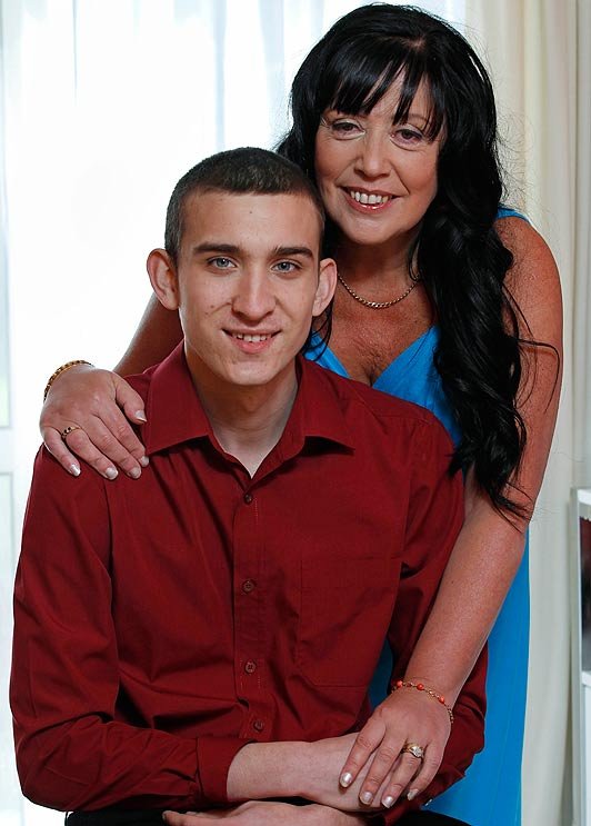 Νεαρός παντρεύτηκε την 54χρονη μητέρα του κολλητού του [εικόνες] | iefimerida.gr 0