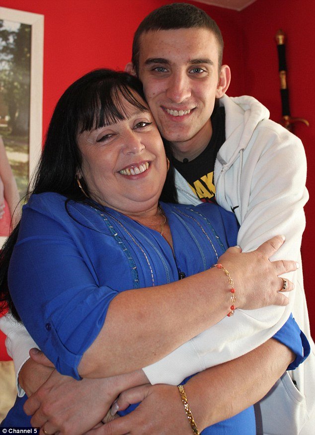 Νεαρός παντρεύτηκε την 54χρονη μητέρα του κολλητού του [εικόνες] | iefimerida.gr 1