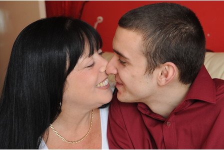 Νεαρός παντρεύτηκε την 54χρονη μητέρα του κολλητού του [εικόνες] | iefimerida.gr 2