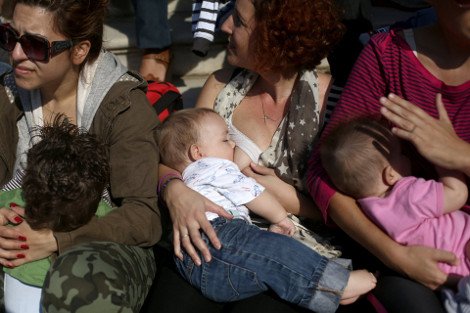 Γέμισαν μωρά και παιδικά γέλια οι πλατείες: Εκατοντάδες μητέρες θήλασαν δημόσια τα παιδιά τους [εικόνες] | iefimerida.gr 1