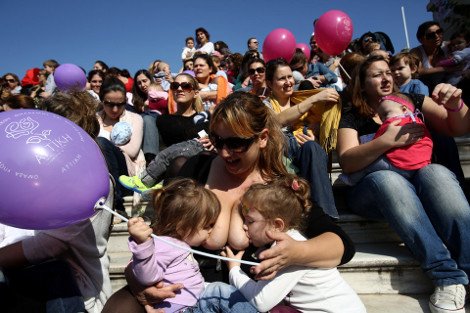 Γέμισαν μωρά και παιδικά γέλια οι πλατείες: Εκατοντάδες μητέρες θήλασαν δημόσια τα παιδιά τους [εικόνες] | iefimerida.gr 2