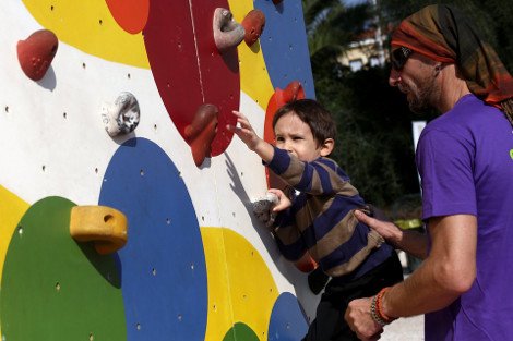 Γέμισαν μωρά και παιδικά γέλια οι πλατείες: Εκατοντάδες μητέρες θήλασαν δημόσια τα παιδιά τους [εικόνες] | iefimerida.gr 3