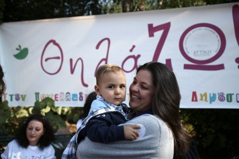 Γέμισαν μωρά και παιδικά γέλια οι πλατείες: Εκατοντάδες μητέρες θήλασαν δημόσια τα παιδιά τους [εικόνες] | iefimerida.gr 4