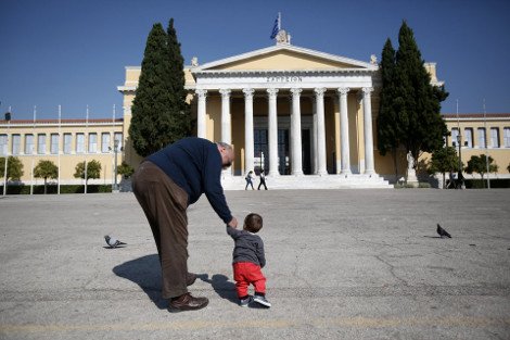 Γέμισαν μωρά και παιδικά γέλια οι πλατείες: Εκατοντάδες μητέρες θήλασαν δημόσια τα παιδιά τους [εικόνες] | iefimerida.gr 5