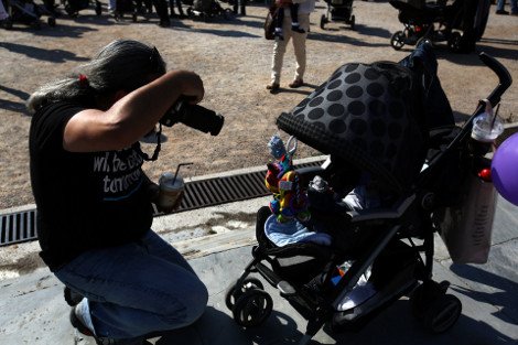 Γέμισαν μωρά και παιδικά γέλια οι πλατείες: Εκατοντάδες μητέρες θήλασαν δημόσια τα παιδιά τους [εικόνες] | iefimerida.gr 6
