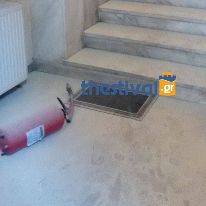 Κουκουλοφόροι πέταξαν κόκκινες μπογιές μέσα στα γραφεία της Μητρόπολης Θεσσαλονίκης [εικόνες] | iefimerida.gr 3