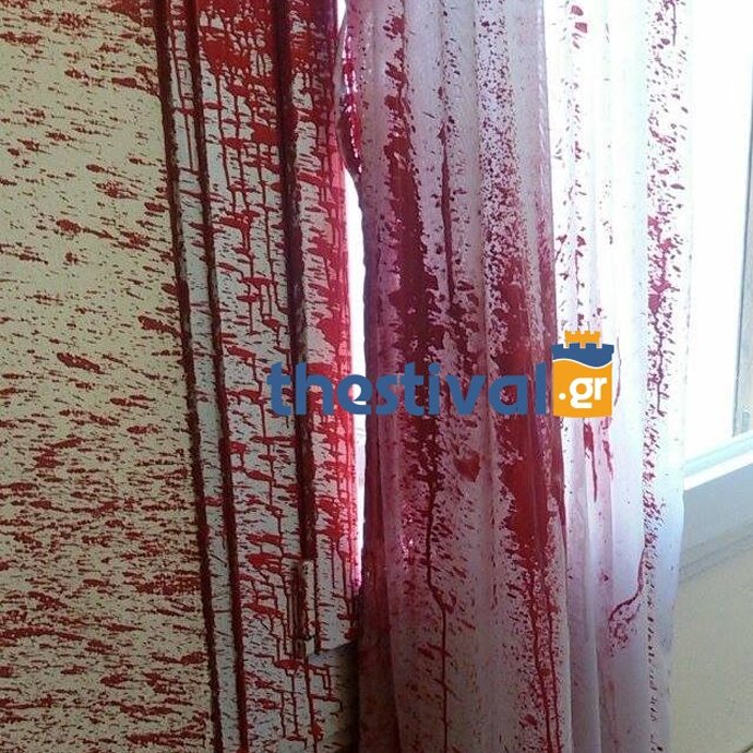 Κουκουλοφόροι πέταξαν κόκκινες μπογιές μέσα στα γραφεία της Μητρόπολης Θεσσαλονίκης [εικόνες] | iefimerida.gr 2