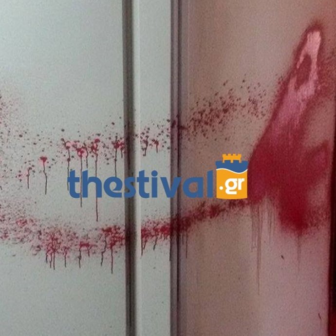 Κουκουλοφόροι πέταξαν κόκκινες μπογιές μέσα στα γραφεία της Μητρόπολης Θεσσαλονίκης [εικόνες] | iefimerida.gr 1