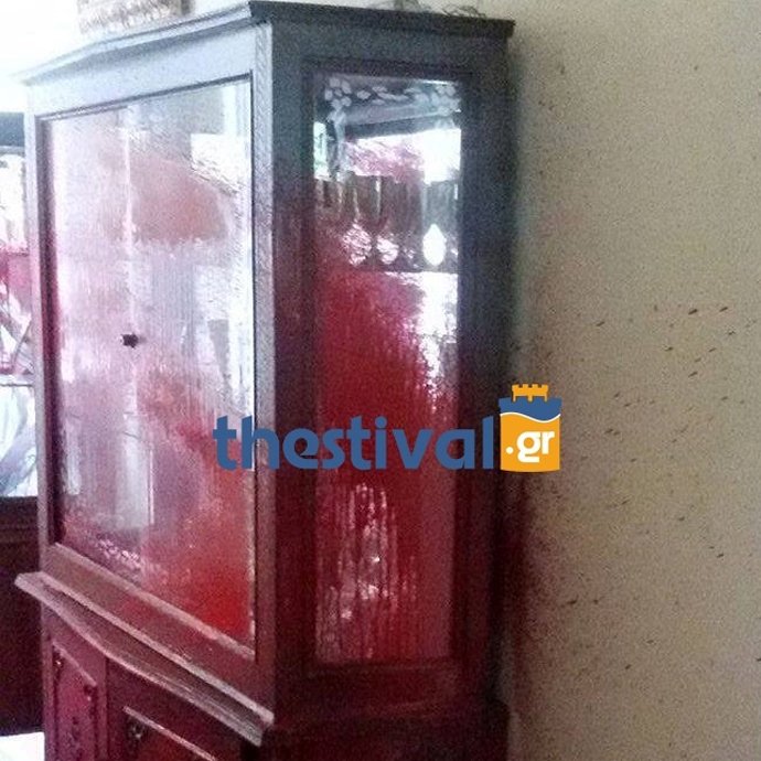 Κουκουλοφόροι πέταξαν κόκκινες μπογιές μέσα στα γραφεία της Μητρόπολης Θεσσαλονίκης [εικόνες] | iefimerida.gr 0