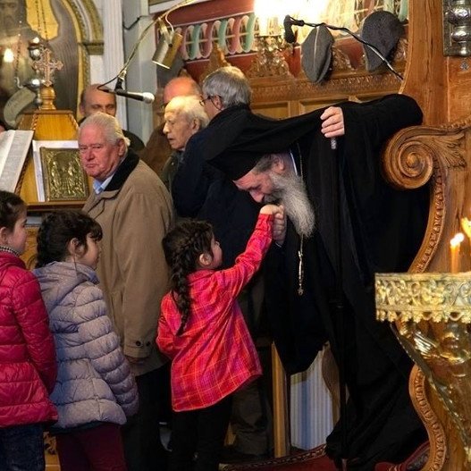 Μητροπολίτης φίλησε εκείνος το χέρι μικρού κοριτσιού! [εικόνα] | iefimerida.gr 0