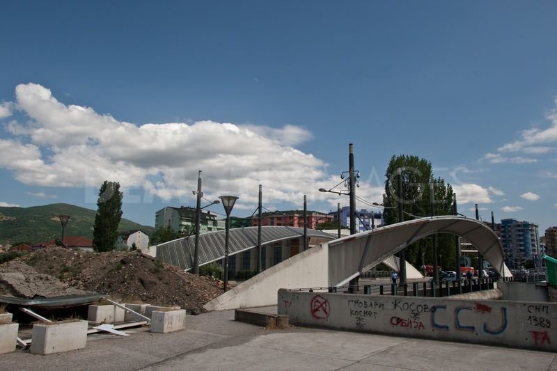 Κόσοβο: Αφαιρέθηκε το οδόφραγμα που χώριζε Σέρβους και Αλβανούς στη «γέφυρα του διχασμού» στη Μιτρόβιτσα [Εικόνες] | iefimerida.gr 0