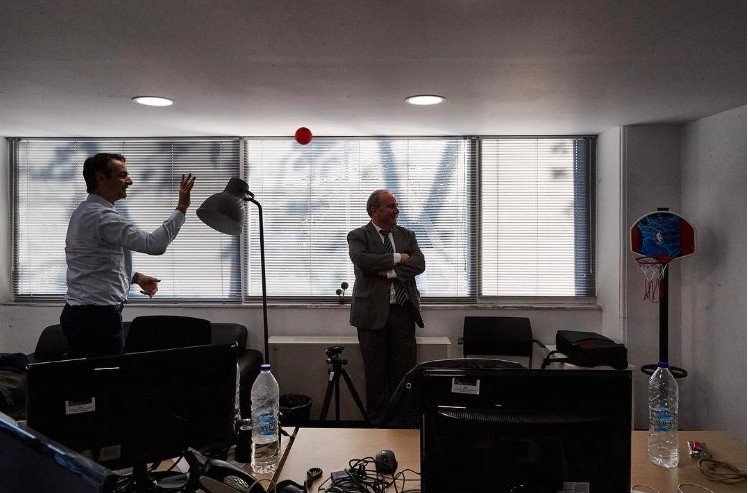 Μπασκετάκι στο γραφείο για τον Κυριάκο Μητσοτάκη πριν αναχωρήσει για τις διακοπές του Πάσχα [εικόνα]  | iefimerida.gr 0