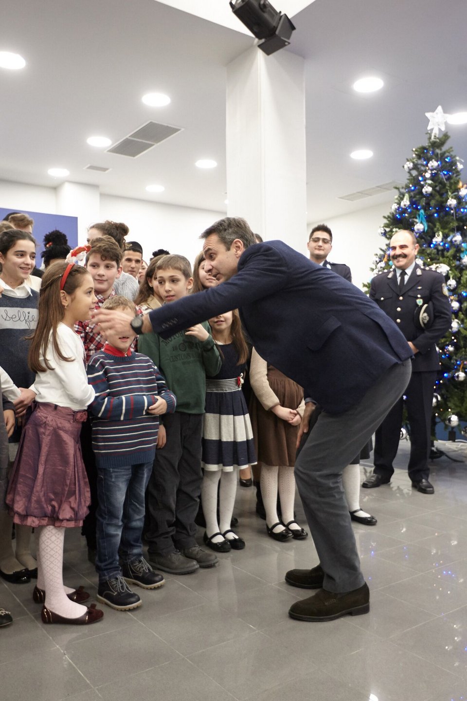 Η μικρή Αριάδνη που έκλεψε την καρδιά του Κυριάκου Μητσοτάκη - Οι μαντινάδες που του αφιέρωσαν Κρήτες [εικόνες] | iefimerida.gr 1