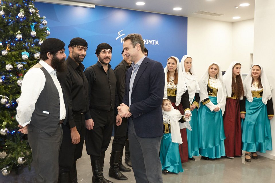 Η μικρή Αριάδνη που έκλεψε την καρδιά του Κυριάκου Μητσοτάκη - Οι μαντινάδες που του αφιέρωσαν Κρήτες [εικόνες] | iefimerida.gr 4