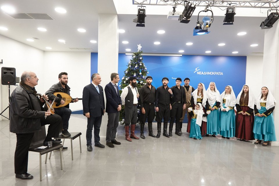 Η μικρή Αριάδνη που έκλεψε την καρδιά του Κυριάκου Μητσοτάκη - Οι μαντινάδες που του αφιέρωσαν Κρήτες [εικόνες] | iefimerida.gr 5