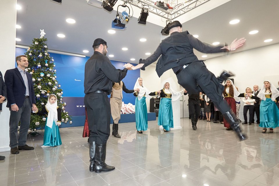 Η μικρή Αριάδνη που έκλεψε την καρδιά του Κυριάκου Μητσοτάκη - Οι μαντινάδες που του αφιέρωσαν Κρήτες [εικόνες] | iefimerida.gr 6