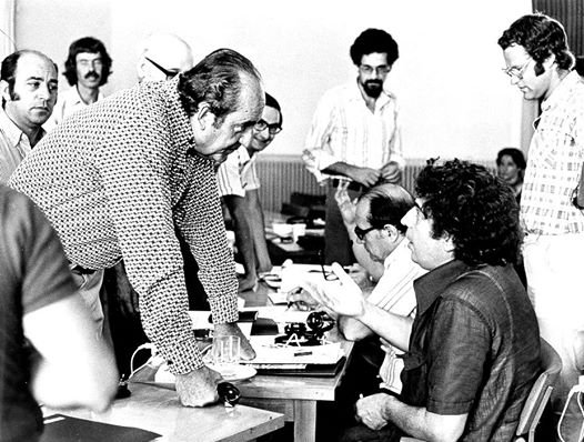 Ηταν ο Μητσοτάκης ο πρώτος Ελληνας χίπστερ; Φορώντας πουκάμισο τύπου Μισόνι, δίπλα στον Μιτεράν και τον Μίκη [εικόνα] | iefimerida.gr 0