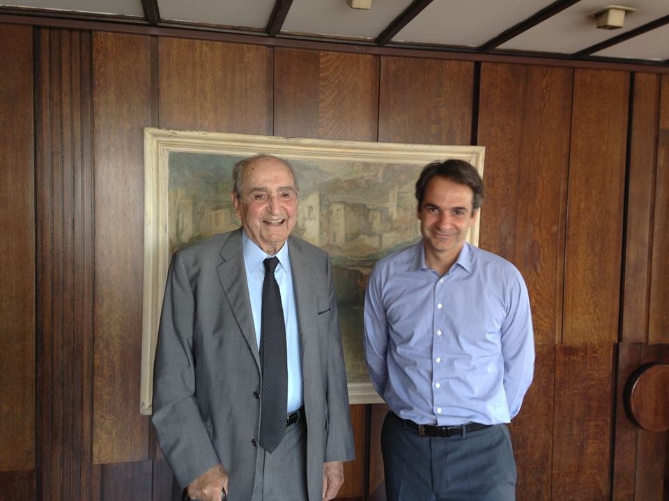 Τρυφερή οικογενειακή στιγμή στο γραφείο του υπουργού Κυριάκου Μητσοτάκη [εικόνα] | iefimerida.gr 0