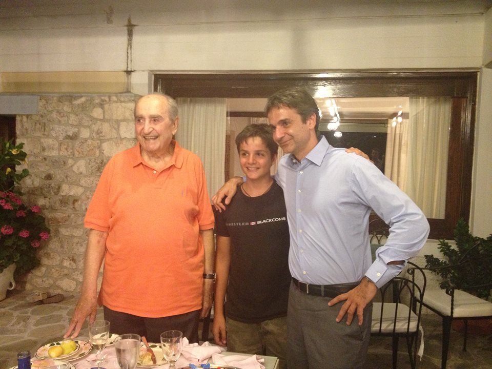 Ο επίτιμος της ΝΔ με πορτοκαλί κοντομάνικο μπλουζάκι στα γενέθλια του εγγονού του και γιου του Κυριάκου [εικόνα] | iefimerida.gr 0