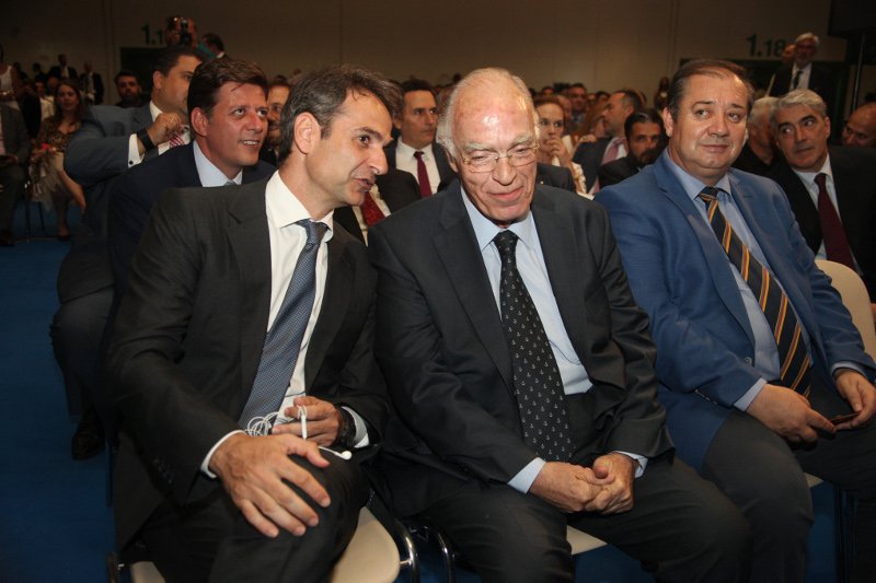 Τι συζητούσαν Μητσοτάκης-Λεβέντης και πώς σχολίασε το «πηγαδάκι» ο Αλέξης Τσίπρας [εικόνες] | iefimerida.gr 0