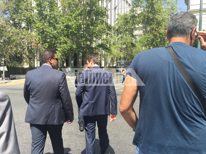 Τι είπαν οι πυροσβέστες στον Μητσοτάκη όταν τον είδαν έξω από τη Βουλή [εικόνες] | iefimerida.gr 2