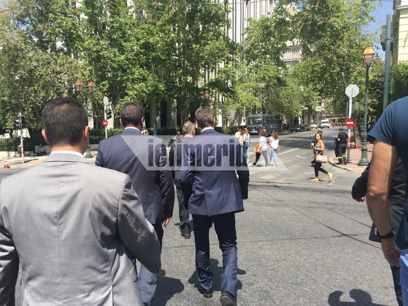 Τι είπαν οι πυροσβέστες στον Μητσοτάκη όταν τον είδαν έξω από τη Βουλή [εικόνες] | iefimerida.gr 3