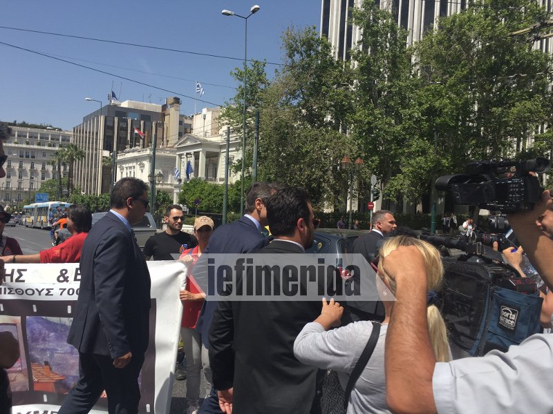 Τι είπαν οι πυροσβέστες στον Μητσοτάκη όταν τον είδαν έξω από τη Βουλή [εικόνες] | iefimerida.gr 0