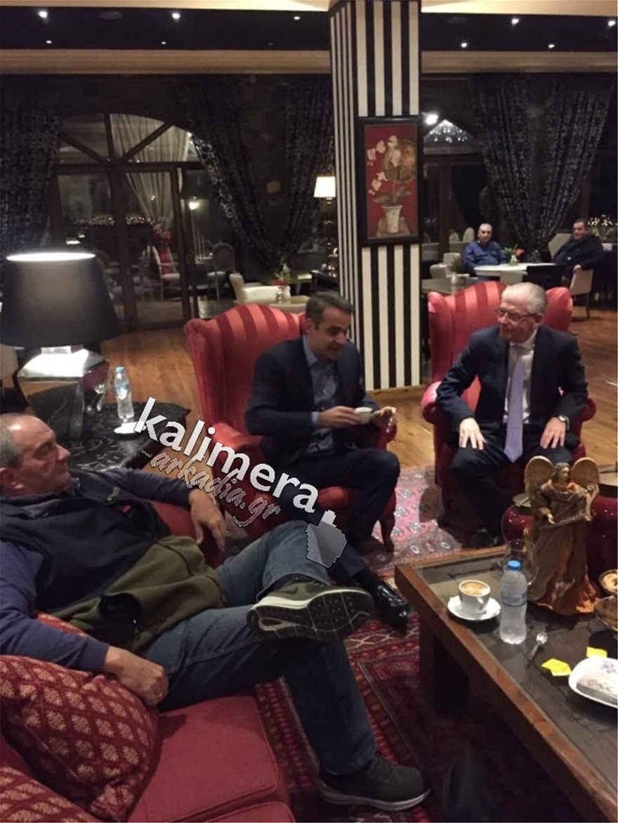 Καραμανλής-Μητσοτάκης-Λυκουρέντζος στο ξενοδοχείο στο χωριό Κάψια της Αρκαδίας