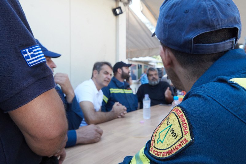 Επίσκεψη Μητσοτάκη στο πυροφυλάκιο του δήμου Βύρωνα -Μίλησε με τους πυροσβέστες [εικόνες] | iefimerida.gr 4