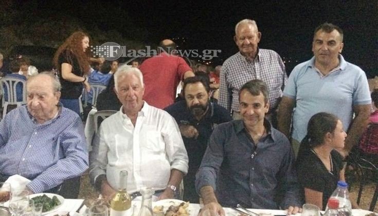 Κωνσταντίνος και Κυριάκος Μητσοτάκης σε παραδοσιακό τραπέζι στα Χανιά [εικόνες] | iefimerida.gr 1