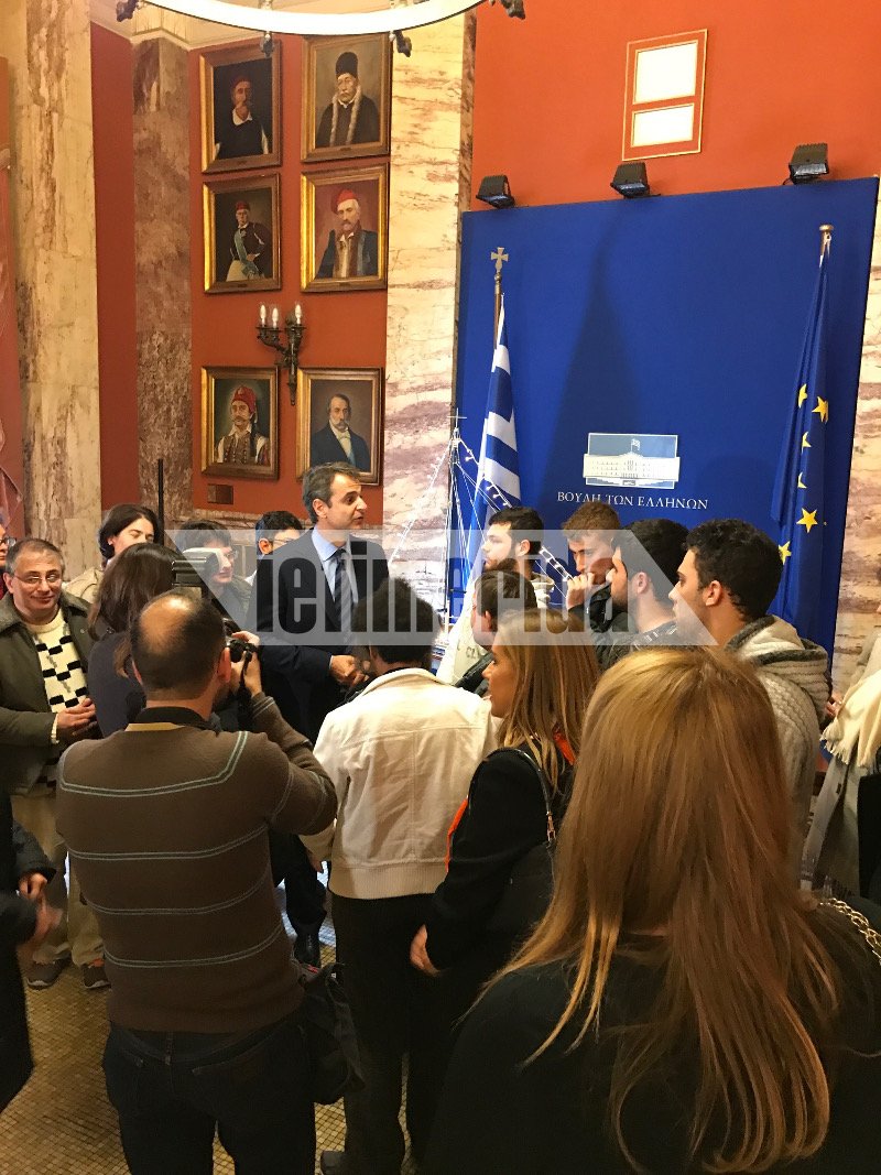 Ο Κυριάκος Μητσοτάκης ξενάγησε στη Βουλή παιδιά με ειδικές ανάγκες -Τι του ζήτησαν [εικόνες] | iefimerida.gr 0